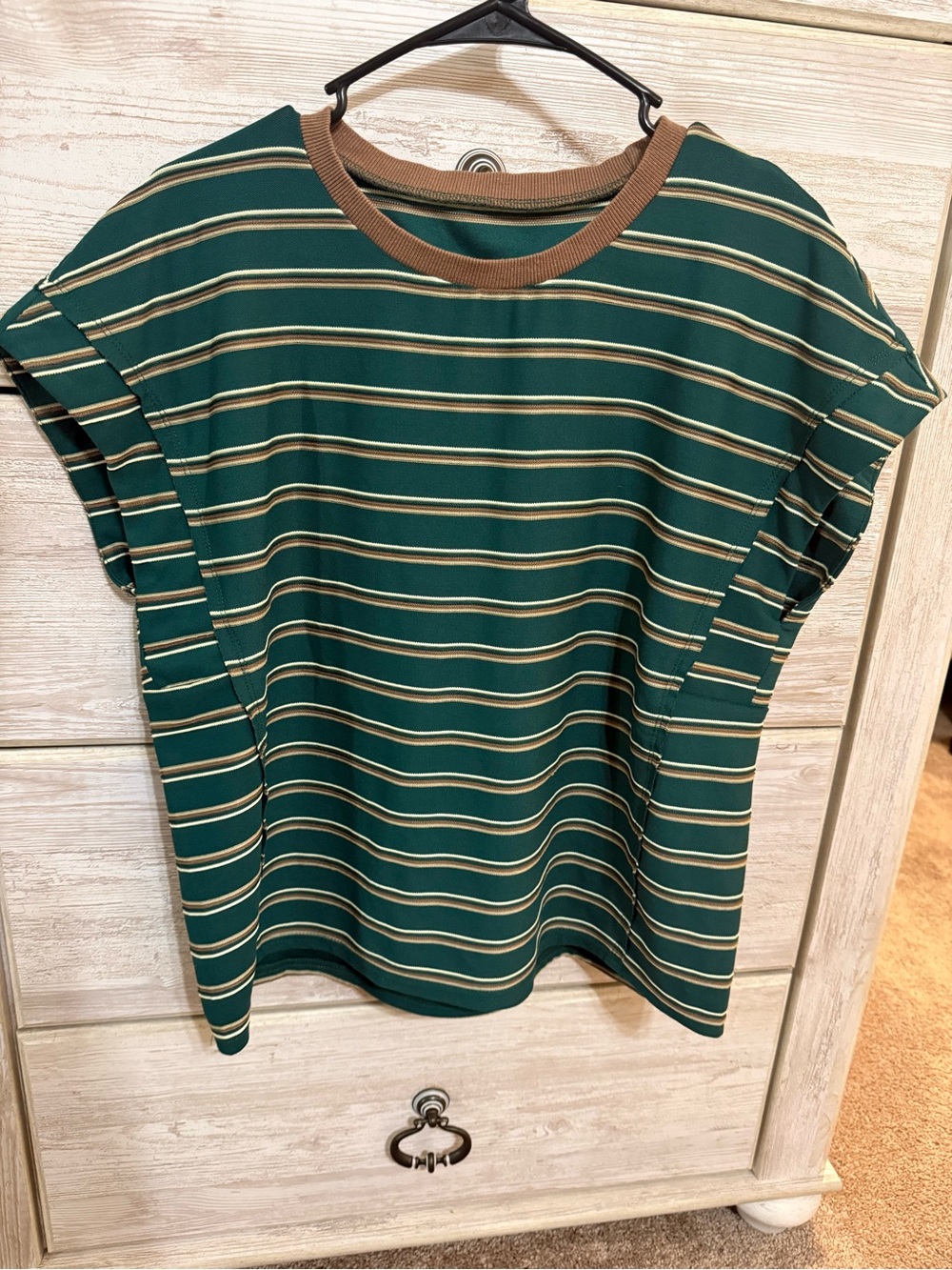 Source Unknown Green Striped Short-Sleeve Top with Brown Neckline